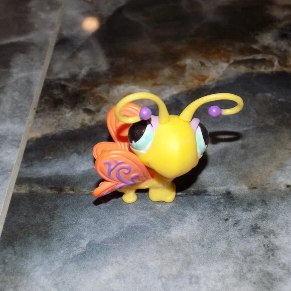 Littlest Pet Shop-RARE RETIRED Yellow Butterfly 2007 - Picture 1 of 4